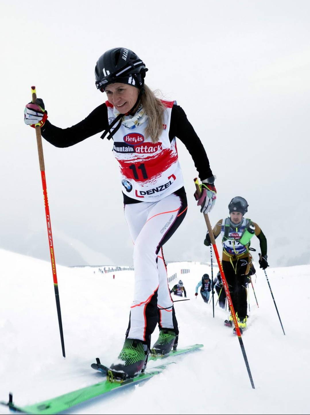 Die HAGAN Athletin Tina Fischl mit dem grünen ULTRA 65 - der perfekte Ski für lange und anspruchsvolle Wettkämpfe.