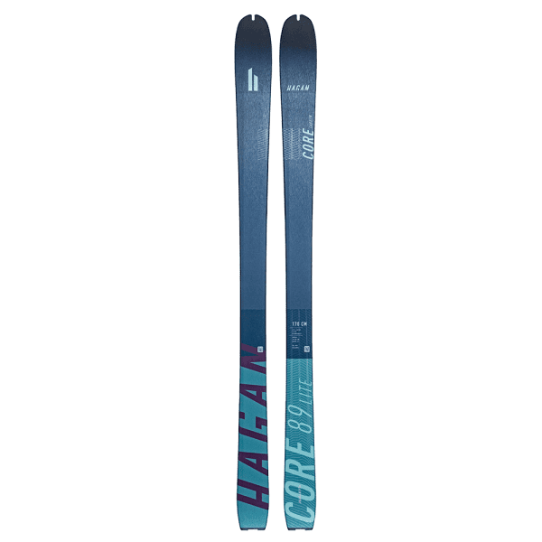 Der blaue Core Carbon 89 Lite ist ein sehr leichter und drehfreudiger Tourenski.