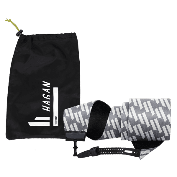 graues Fell mit Muster HAGAN und Tasche