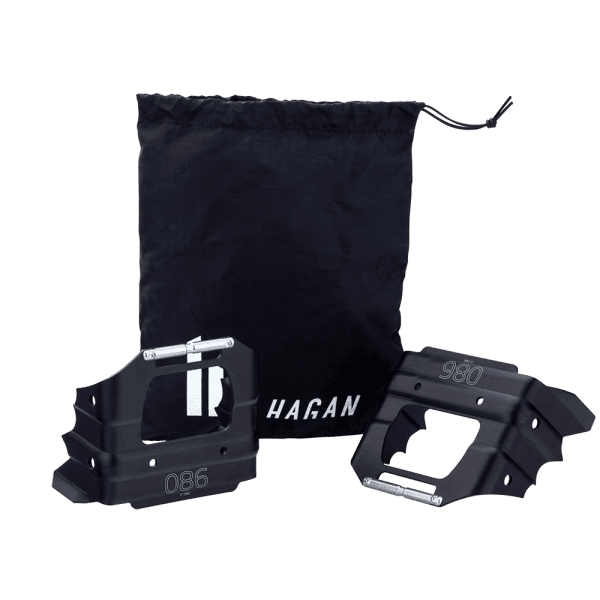 Zu einem Tourenski-Set benötigt man auch Harscheisen für den perfekten Halt bei eisigen Bedingungen.