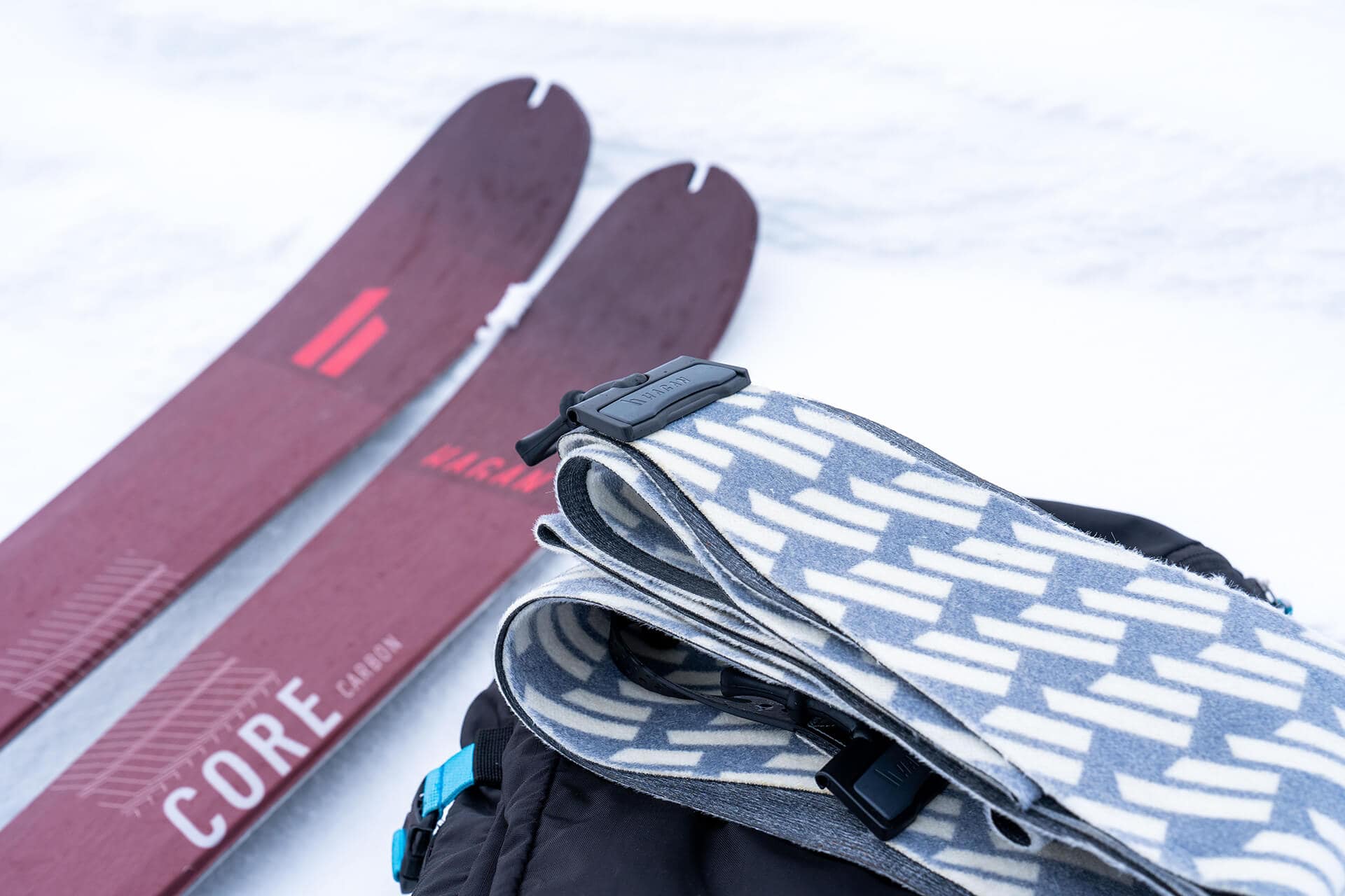 Der HAGAN Core Carbon 89 in rot mit dem passenden Smartglue-Fell auf passendem Untergrund - Schnee.