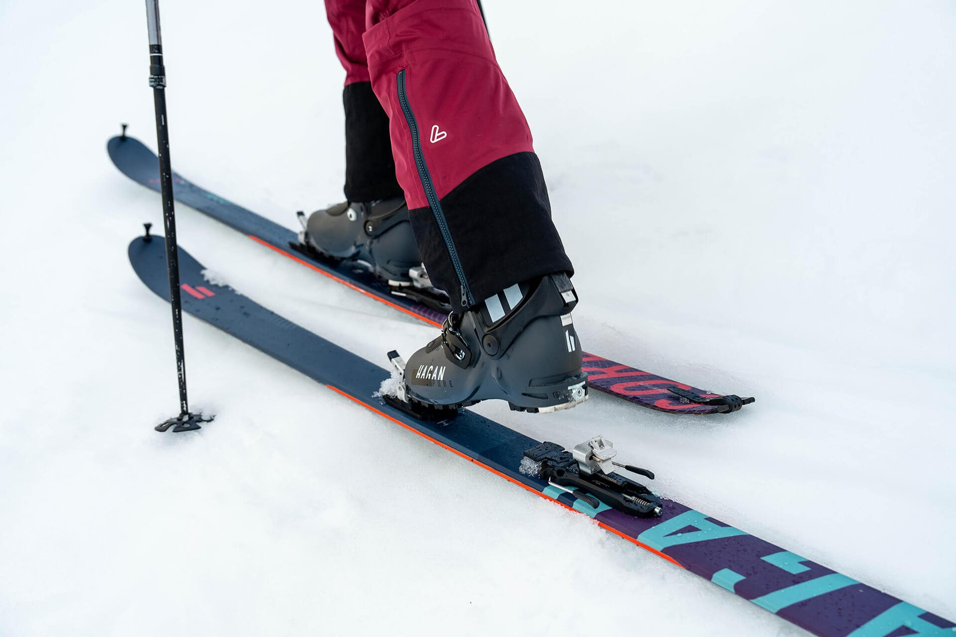 Der HAGAN SKI Core Carbon 84 Lite im Aufstieg mit dem HAGAN Tourenskischuh Pure - die perfekte Kombination.