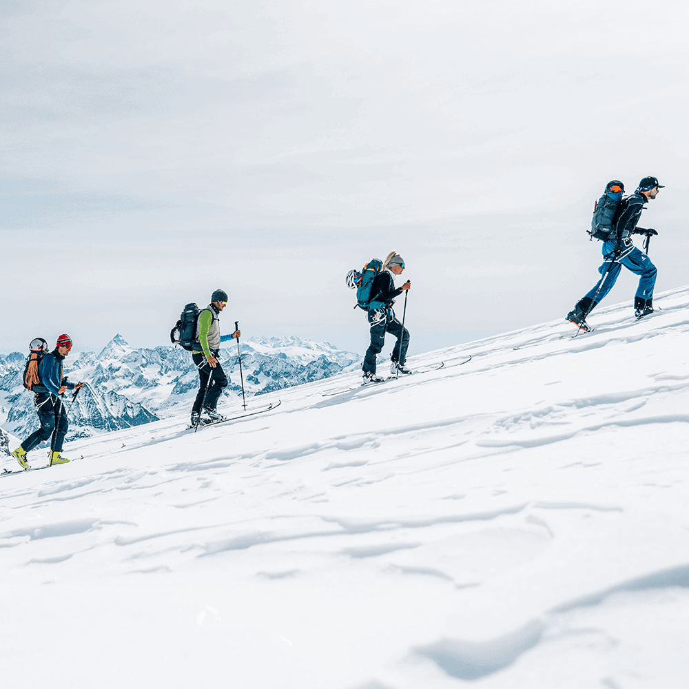 6 Alpinisten am Weg zur Haute Route Überquerung mit HAGAN Ski der Ultra Serie.