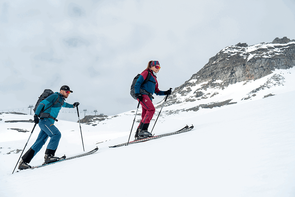 Zu zweit in den Bergen unterwegs sein und die Berglandschaft genießen. Dass ist am Besten mit dem perfekten Tourenski von HAGAN SKI möglich.
