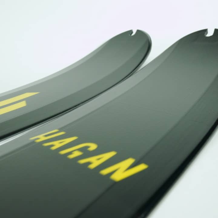 Die Kerbe bei der Skispitze für das Fell beim HAGAN Ski Ultra 79.