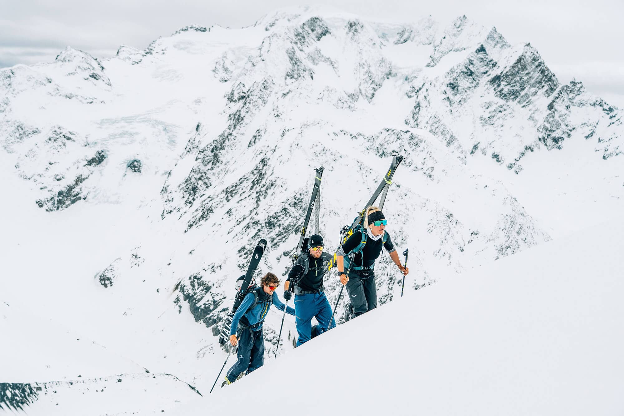 Die Alpinisten mit der HAGAN SKI Ultra Serie am Weg zur Überschreitung der Haute Route.