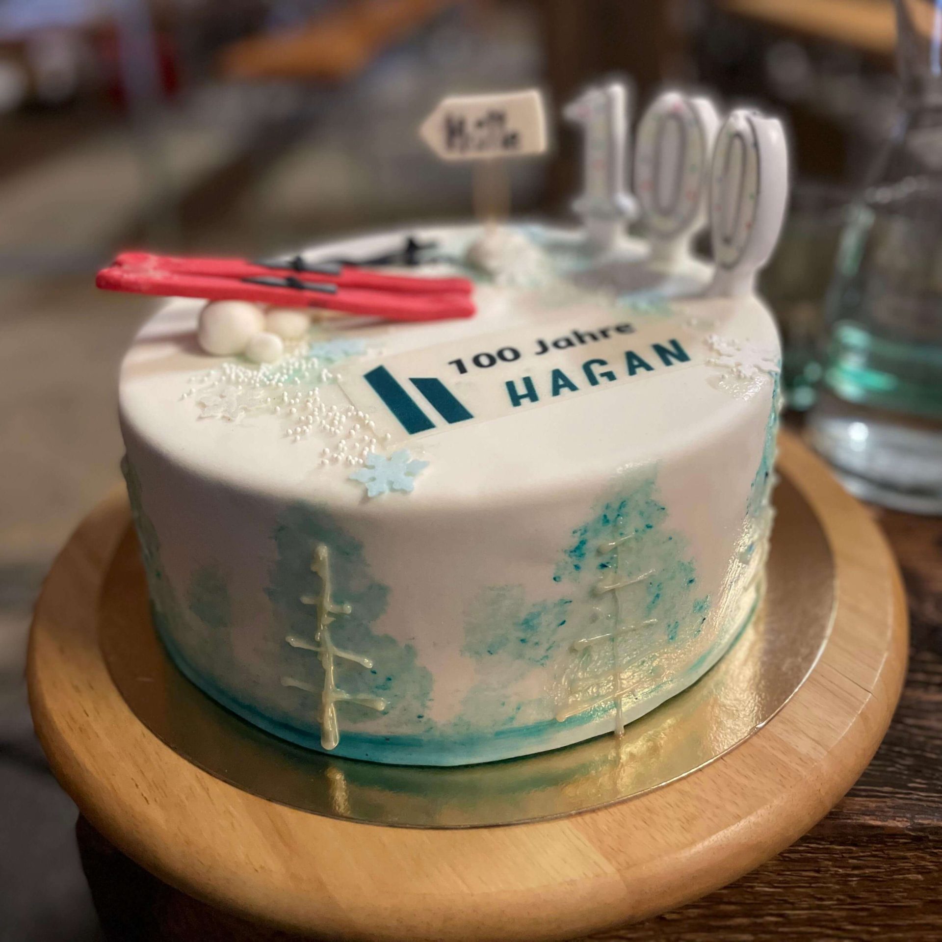 2024 feiert HAGAN SKI 100 Jahre Bestandsjubiläum und würdigt diesen Anlass mit einer Torte.