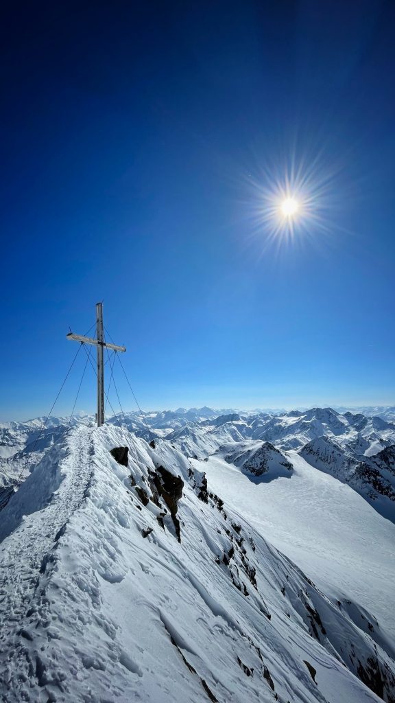 René Antmann auf der Venter Skirunde am Gipfelkreuz mit HAGAN Ski.