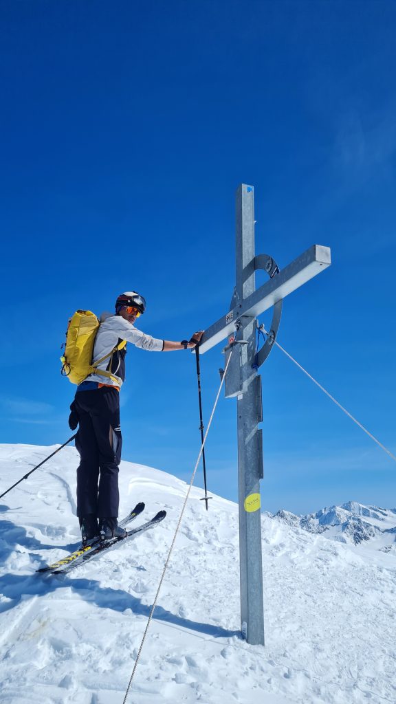 René Antmann auf der Venter Skirunde am Gipfelkreuz mit HAGAN Ski.