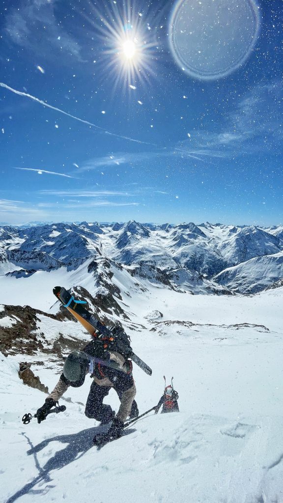 René Antmann auf der Venter Skirunde im Abstieg mit HAGAN Ski am Rucksack.
