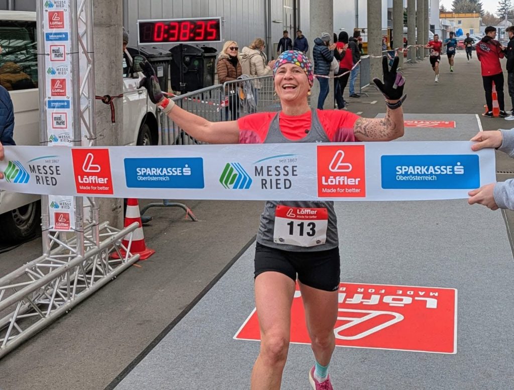 Die Bergläuferin und Personaltrainerin Tina Fischl im Interview mit Geschäftsführer der HAGAN Ski GesmbH Florian Kollros-Farthofer.